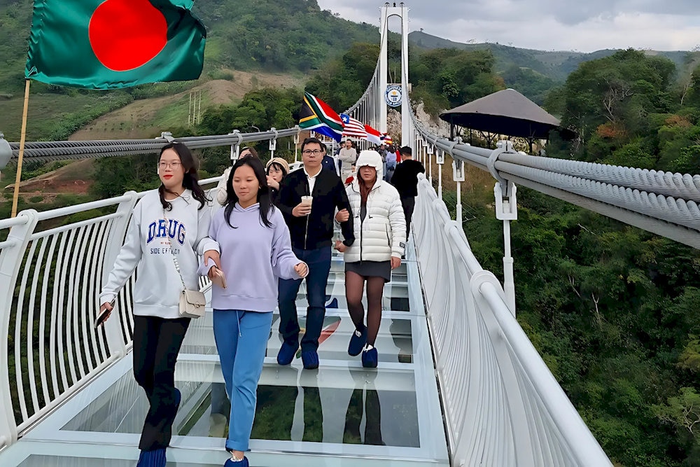 Du khách bước giữa trời mây
